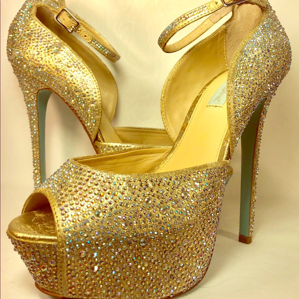 Blue by Betsey Johnson Kill crystal platform pump